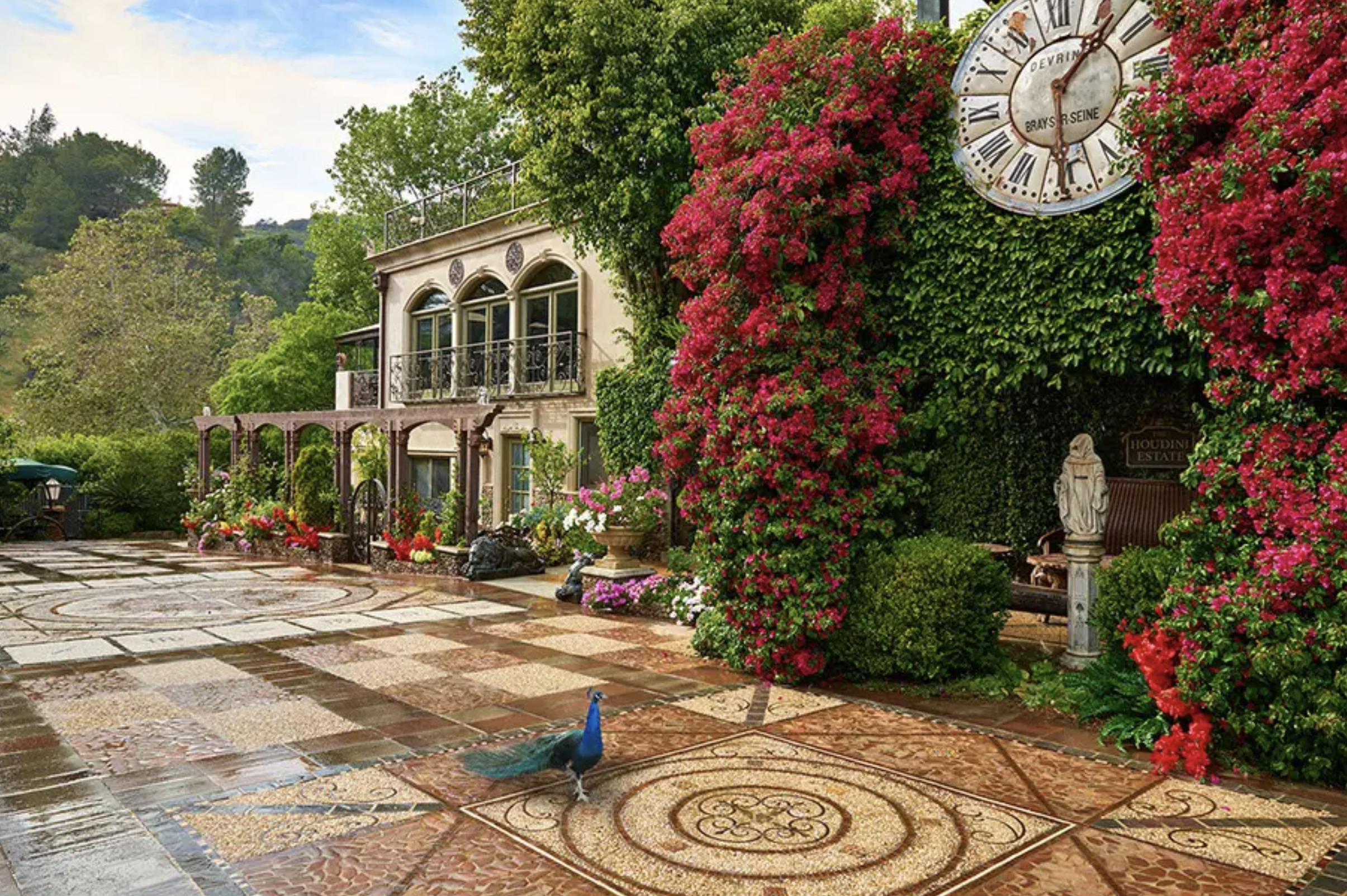 Houdini Estate Foye